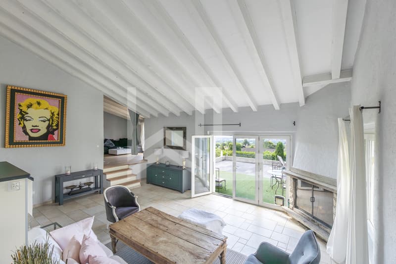 Great potential for this property with lake view (4)