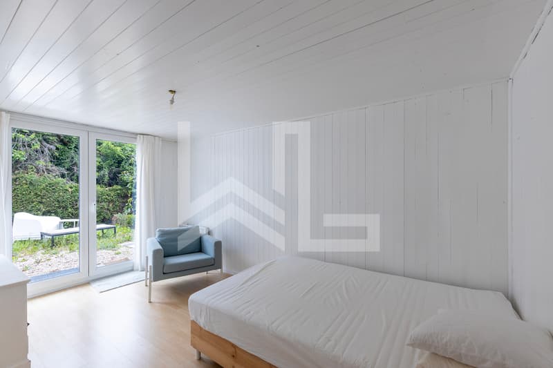 Great potential for this property with lake view (13)