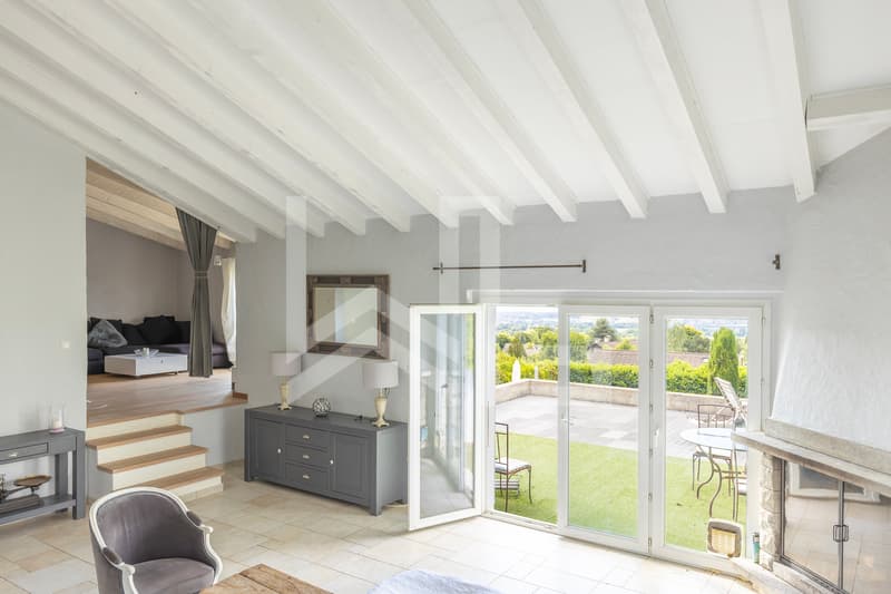 Great potential for this property with lake view (5)