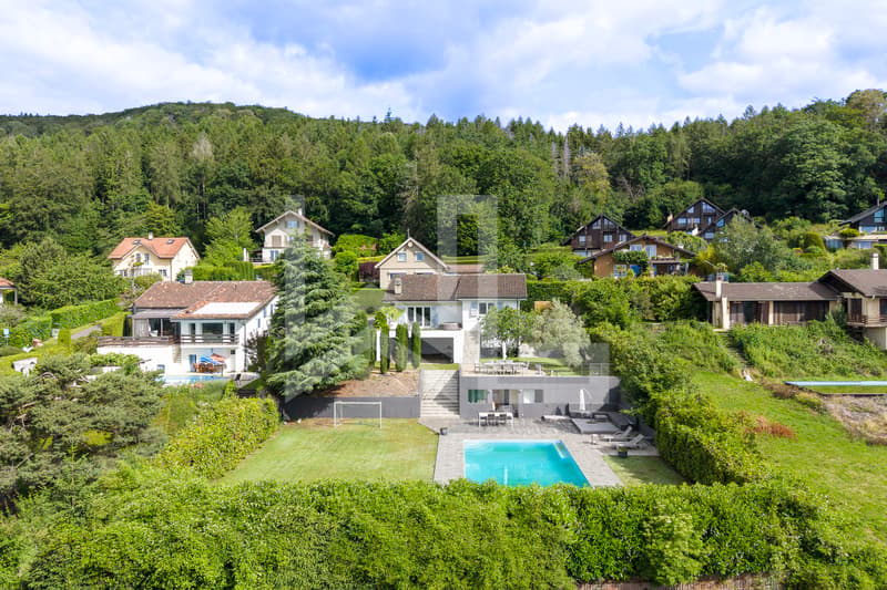 Great potential for this property with lake view (1)
