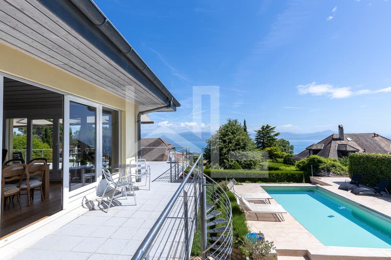 Superbe propriété contemporaine avec vue panoramique (2)