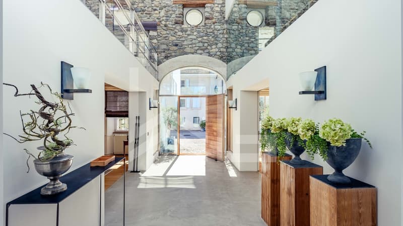 UNE PROPRIÉTÉ AU CARACTÈRE ARCHITECTURAL UNIQUE (2)