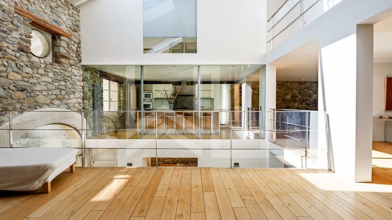 UNE PROPRIÉTÉ AU CARACTÈRE ARCHITECTURAL UNIQUE (8)