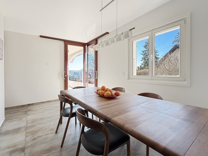 Grande salle à manger avec accès à la terrasse
