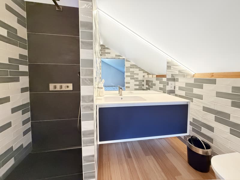 Salle de douche de la chambre à l'étage