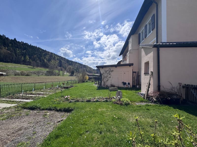 House with garden, fenced yard, green lawn, mountain view