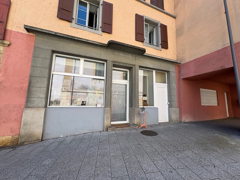 Local commercial au rez avec vitrine à louer - idéal pour un atelier de création (2)