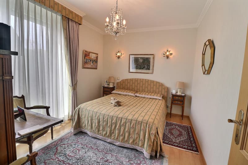 EXCEPTIONAL PROPERTY!! Large apartment for life, occupied without rent. Lake and private port view. (11)