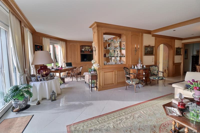 EXCEPTIONAL PROPERTY!! Large apartment for life, occupied without rent. Lake and private port view. (7)