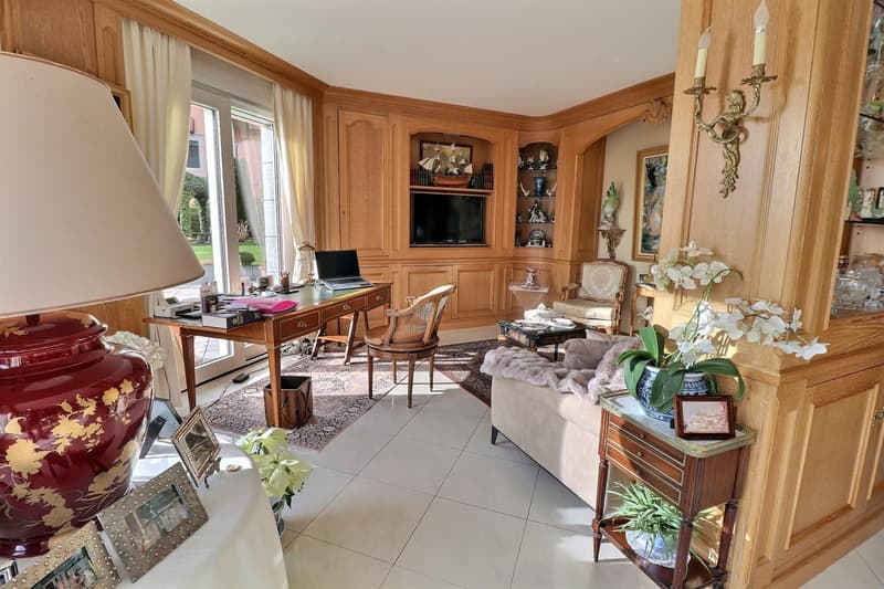 Außergewöhnliches Objekt!! Große Wohnung in Barter besetzt ohne Miete. Blick auf den See und privater Hafen. (2)