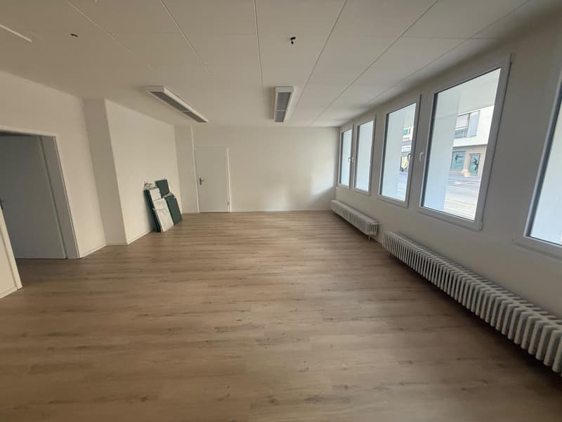Surface commerciale entièrement rénovée avec grande vitrine - Fribourg Pérolles (3)