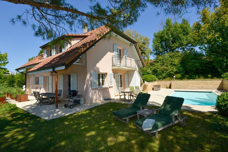 Magnifique et spacieuse villa de 7.5 pièces avec piscine (1)