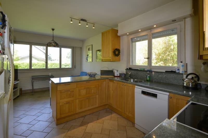 Magnifique situation pour cette propriété avec villa individuelle et piscine (11)