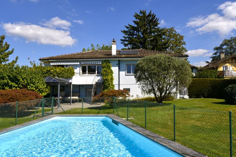 Magnifique situation pour cette propriété avec villa individuelle et piscine (1)