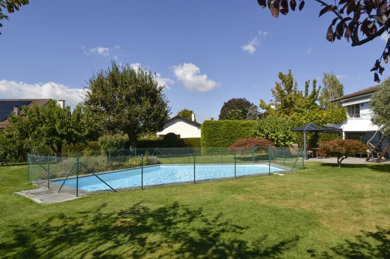 Magnifique situation pour cette propriété avec villa individuelle et piscine (3)