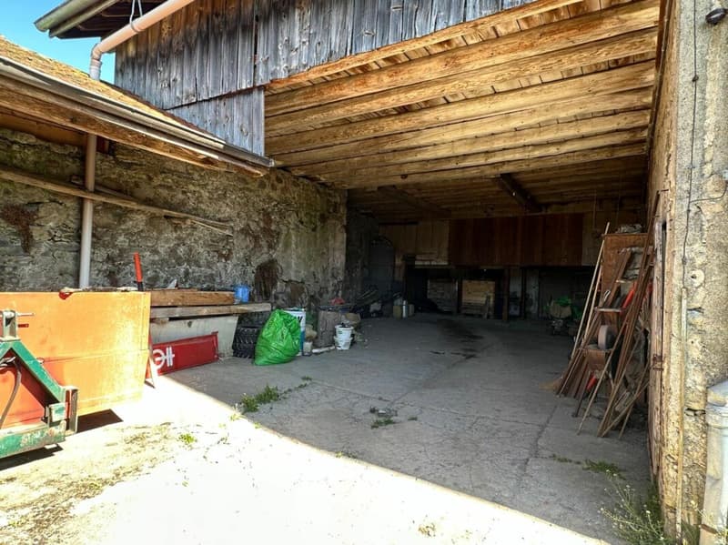 Gelände mit großem Landwirtschaftsgebäude und Überdachung, umgebaut zur Wohnung oder das gesamte Erdgeschoss für eine Aktivität und Ihre Wohnung im Obergeschoss, oder mehrere Familien? (13)