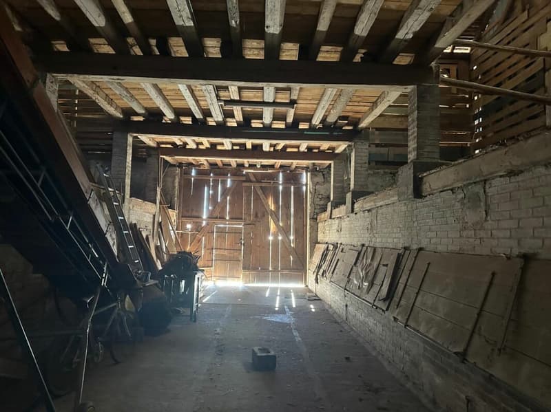 Gelände mit großem Landwirtschaftsgebäude und Überdachung, umgebaut zur Wohnung oder das gesamte Erdgeschoss für eine Aktivität und Ihre Wohnung im Obergeschoss, oder mehrere Familien? (12)