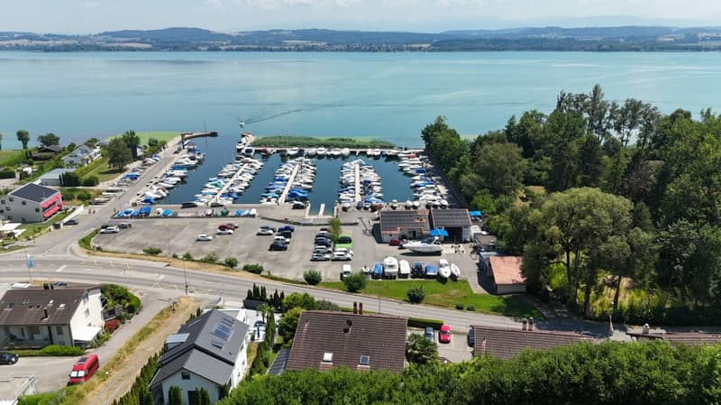 APPARTAMENTO LUSSOSO CON VISTA LAGO E VICINO AL PORTO (17)