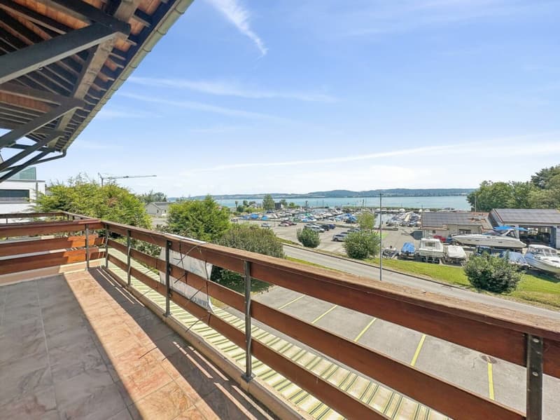 APPARTAMENTO LUSSOSO CON VISTA LAGO E VICINO AL PORTO (16)