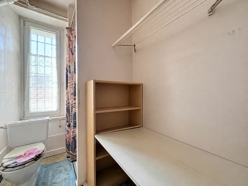 Commercial premises with shop windows for rent (12)