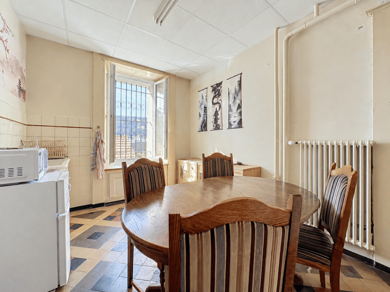 Commercial premises with shop windows for rent (11)