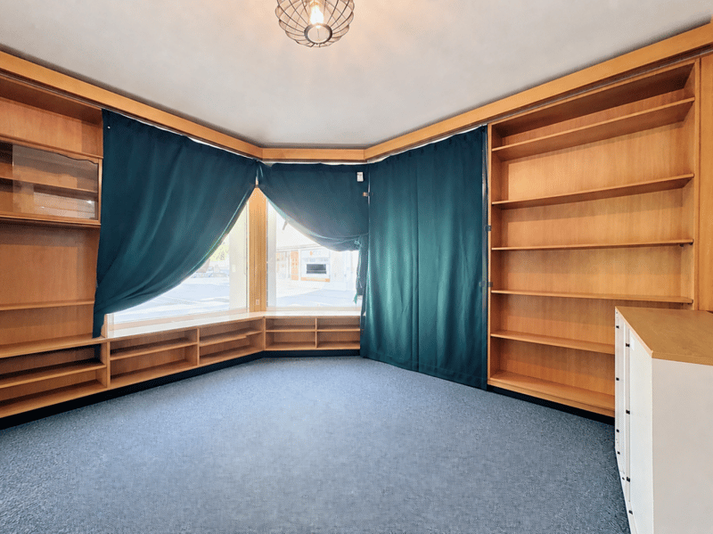 Commercial premises with shop windows for rent (6)