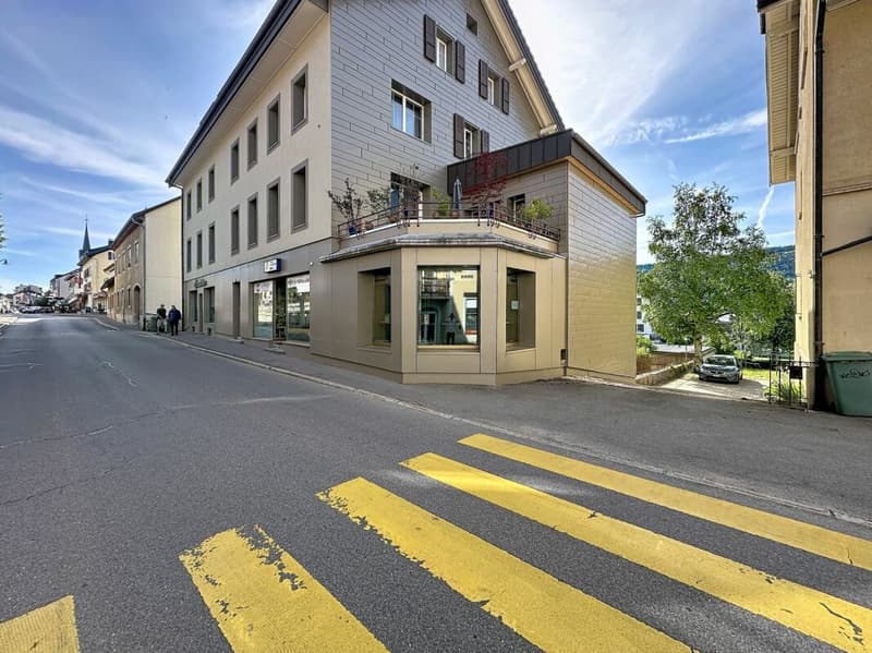 Commercial premises with shop windows for rent (2)