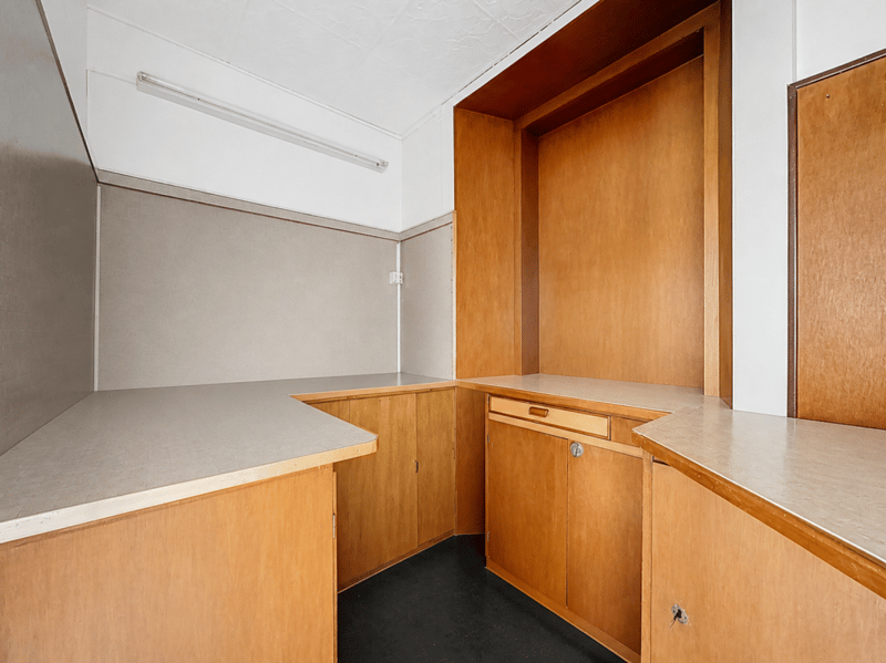 Commercial premises with shop windows for rent (9)