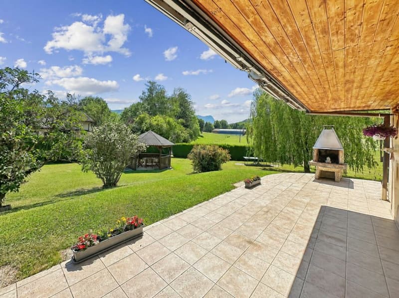 Single-family house on one level on the edge of an agricultural area with a stream (3)