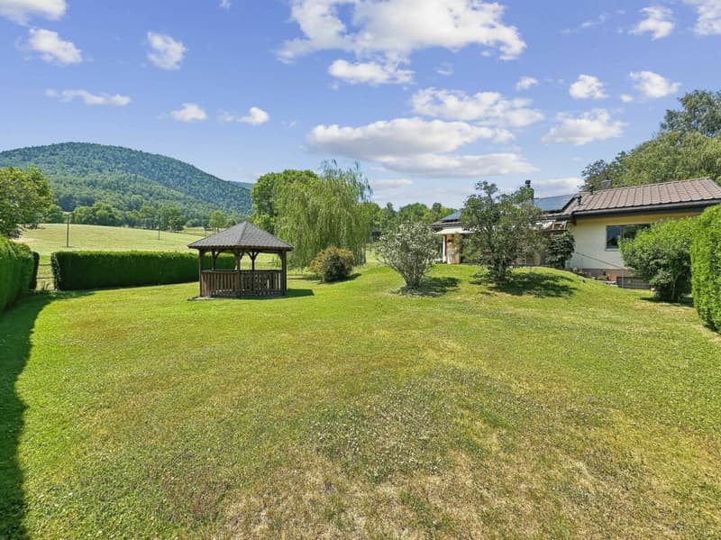 Single-family house on one level on the edge of an agricultural area with a stream (2)