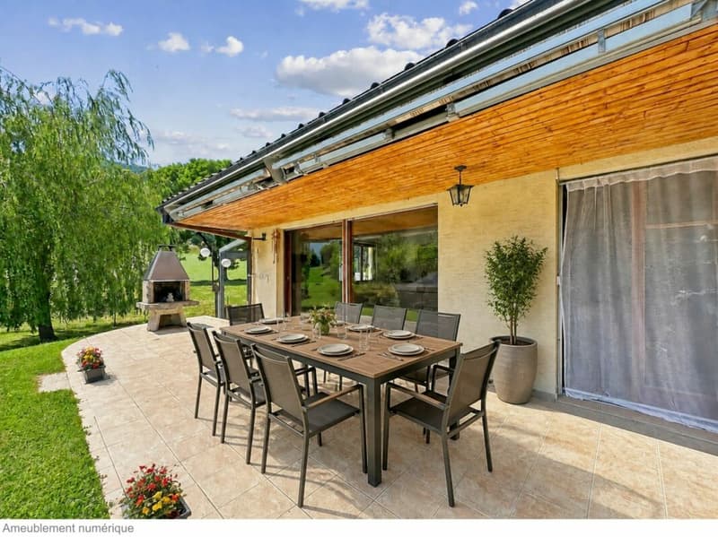 Single-family house on one level on the edge of an agricultural area with a stream (8)