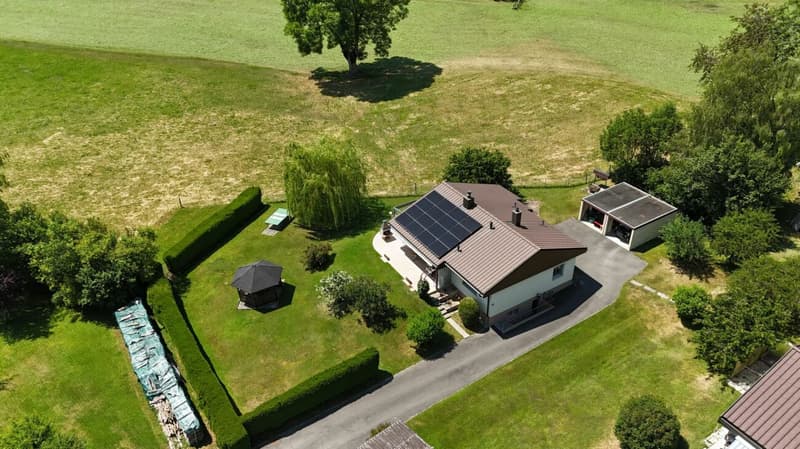 Single-family house on one level on the edge of an agricultural area with a stream (17)
