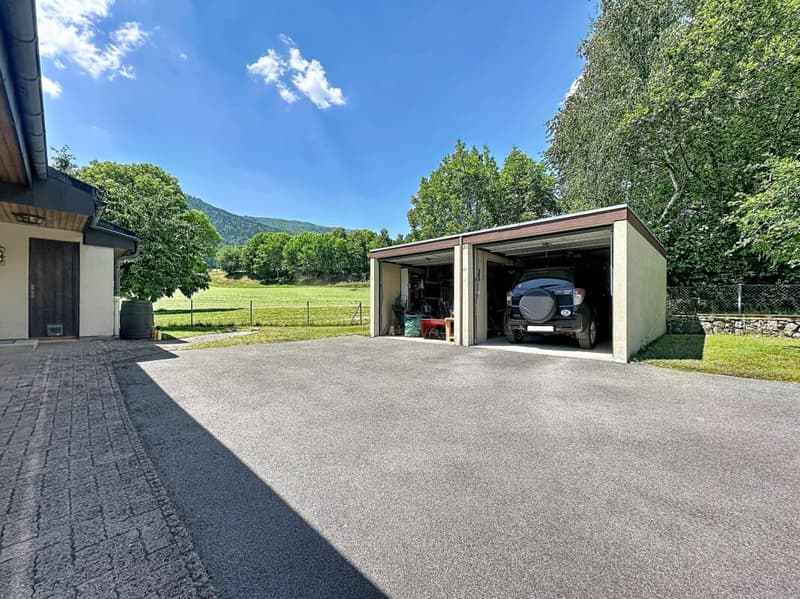Single-family house on one level on the edge of an agricultural area with a stream (16)