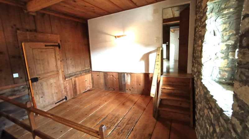 Schönes Bauernhaus mit zwei Wohnungen von 300 m2 und 220 m2 Scheune und Paddock (28)