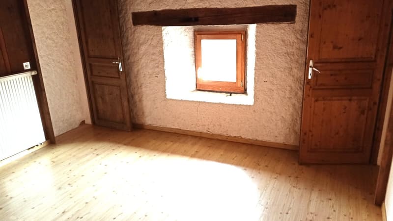 Schönes Bauernhaus mit zwei Wohnungen von 300 m2 und 220 m2 Scheune und Paddock (29)