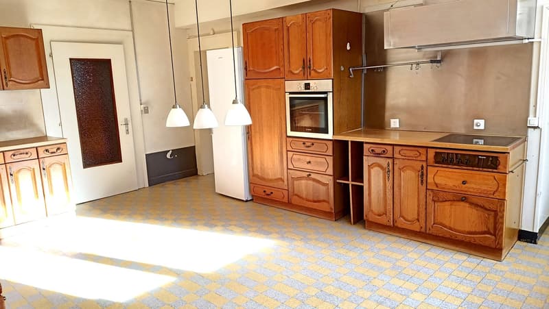 Schönes Bauernhaus mit zwei Wohnungen von 300 m2 und 220 m2 Scheune und Paddock (21)