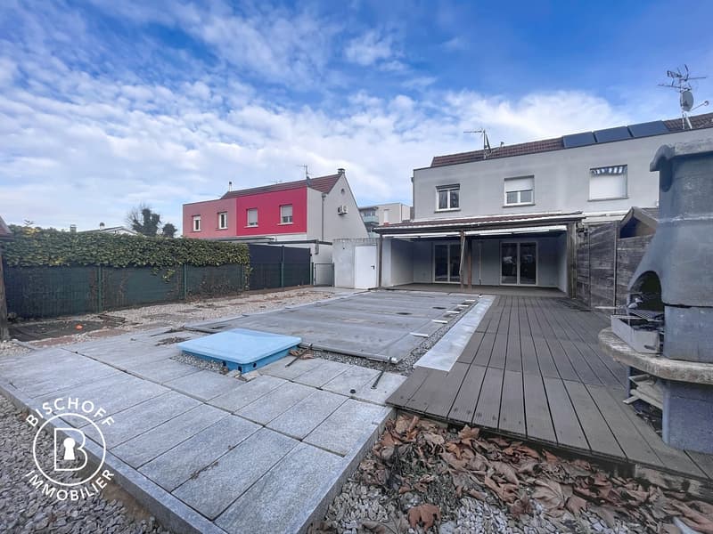 House with pool, near the border (20)