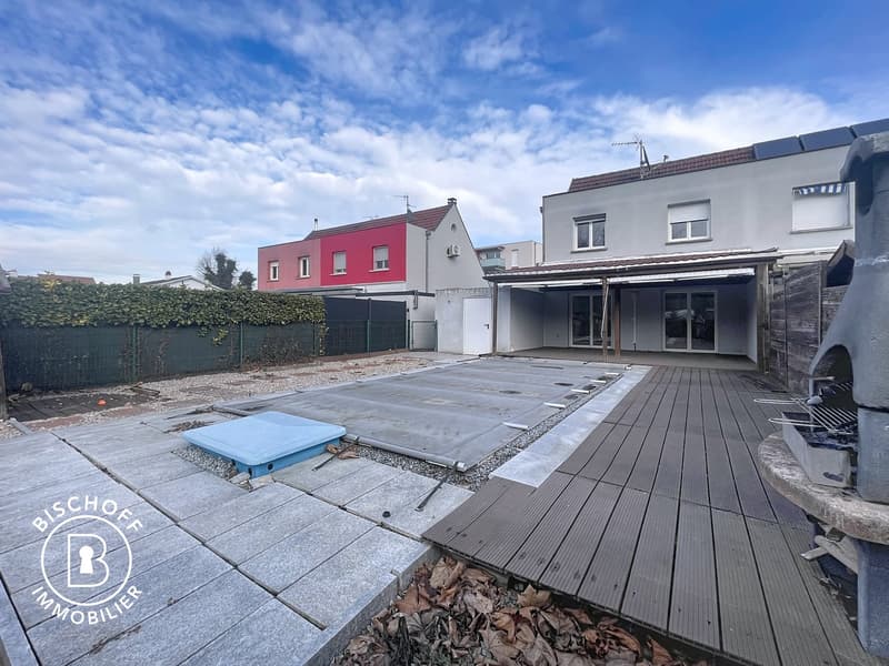 House with pool, near the border (21)