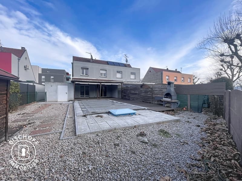 House with pool, near the border (19)