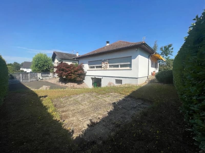 Schönes ebenerdiges Haus mit voll unterkellertem Keller (1)