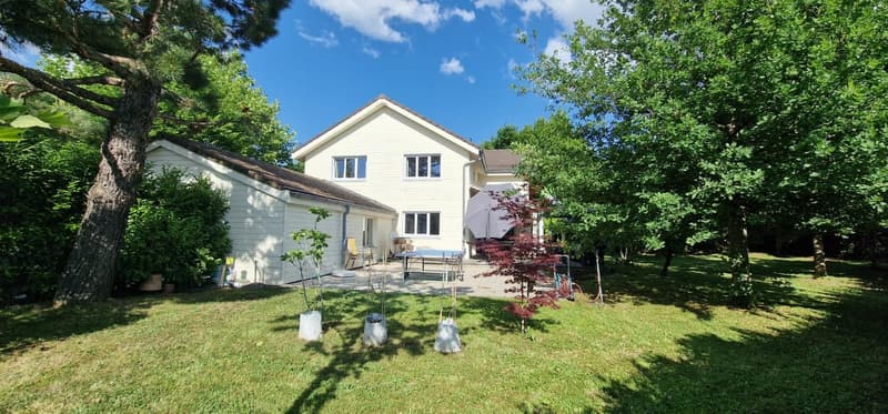 Beautiful 7-room property with large living spaces and superb garden (2)