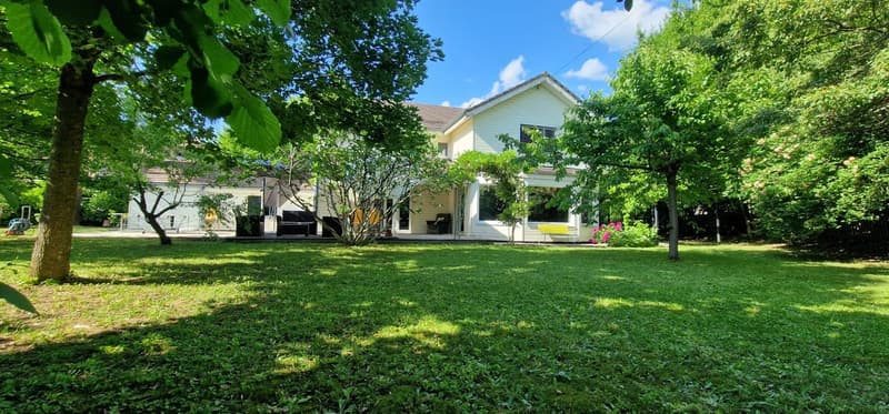 Beautiful 7-room property with large living spaces and superb garden (5)