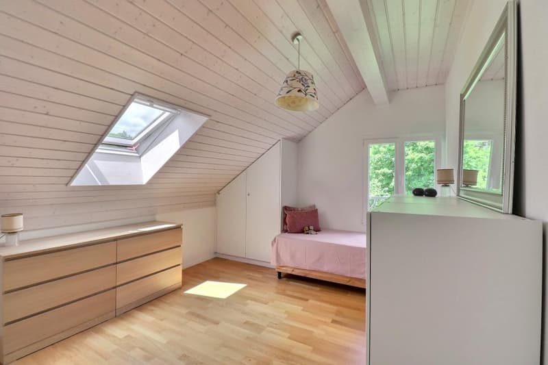 Jolie chambre enfant avec fenêtre de toit