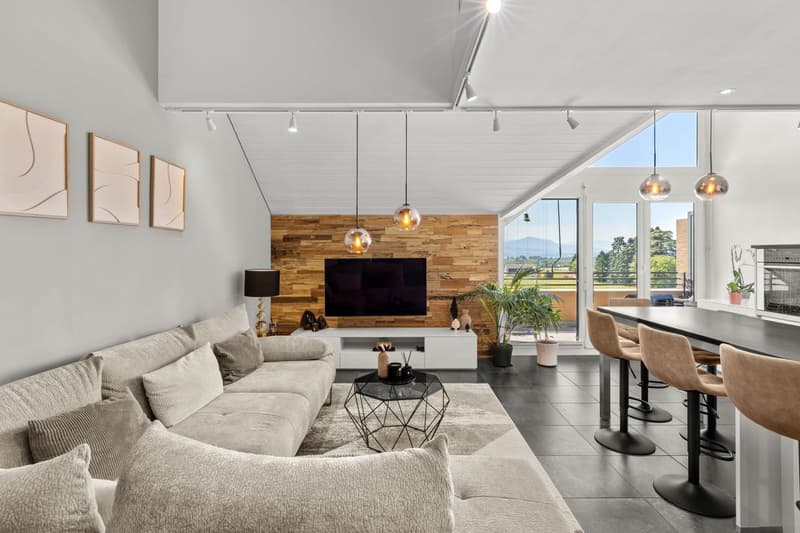 Elegance and comfort for this duplex attic with a view of the lake and the Alps (1)