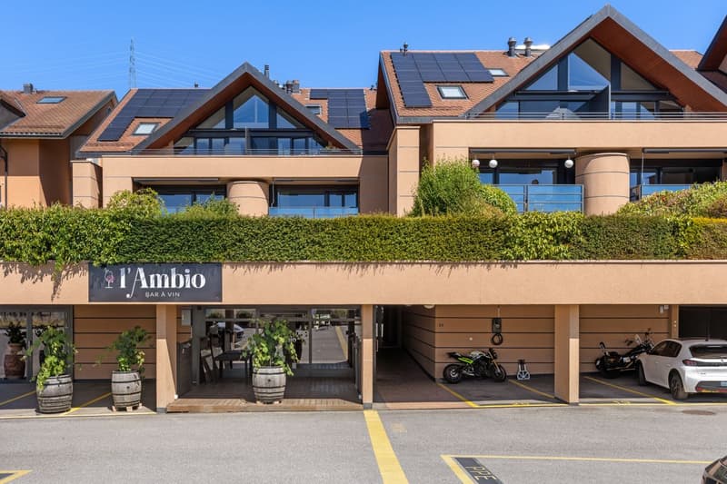 Elegance and comfort for this duplex attic with a view of the lake and the Alps (13)