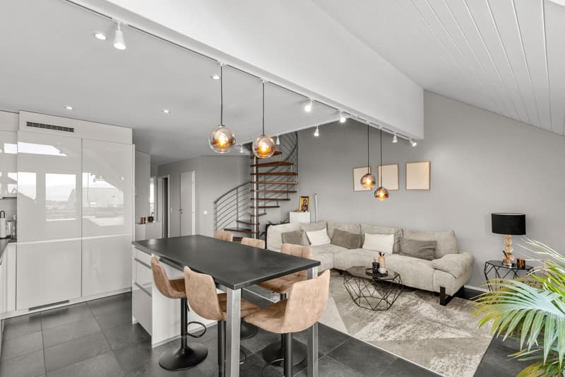 Elegance and comfort for this attic duplex with 4.5 rooms plus an office with a view of the lake and the Alps (5)