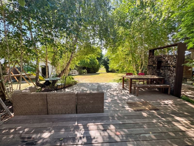 Terrasse principale et jardin