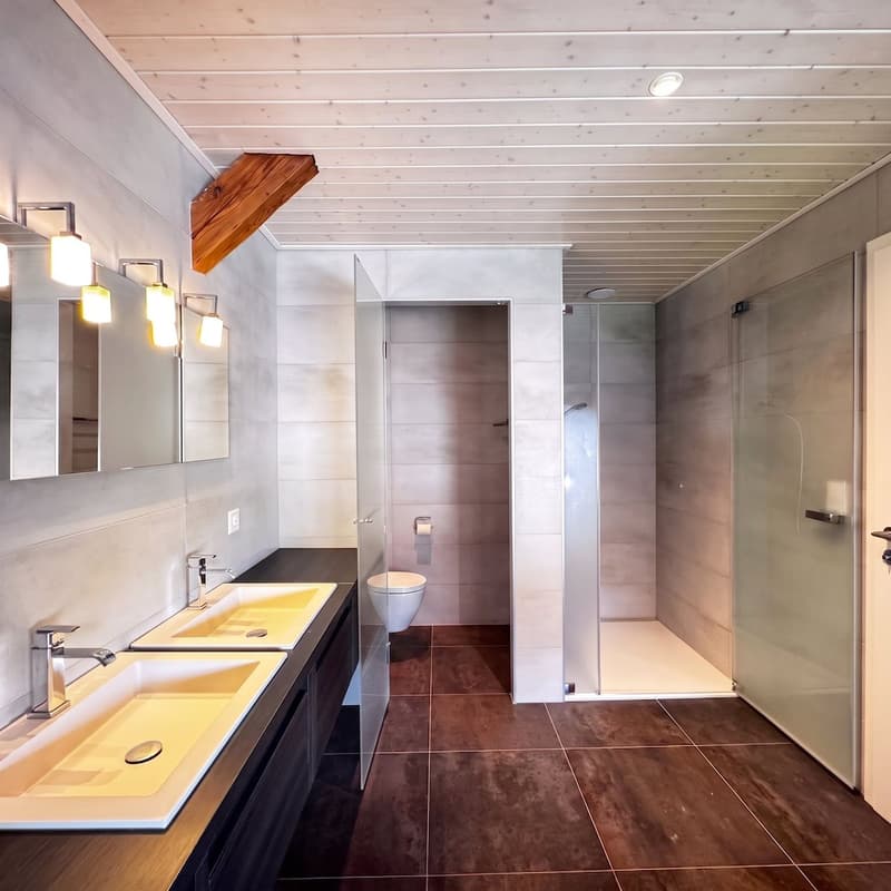 Salle de bain parents avec douche et WC
