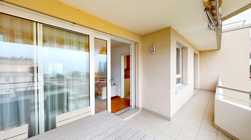 Appartement spacieux 2 chambres, 2 salles de bain avec parking, balcon et vue sur le lac ! (3)