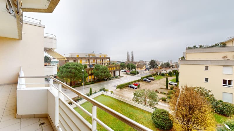 Appartement spacieux 2 chambres, 2 salles de bain avec parking, balcon et vue sur le lac ! (4)